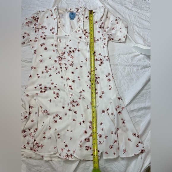 Cece Puff white Sleeve V-neck floral Printed Dress. Women’s size medium - Picture 9 of 11
